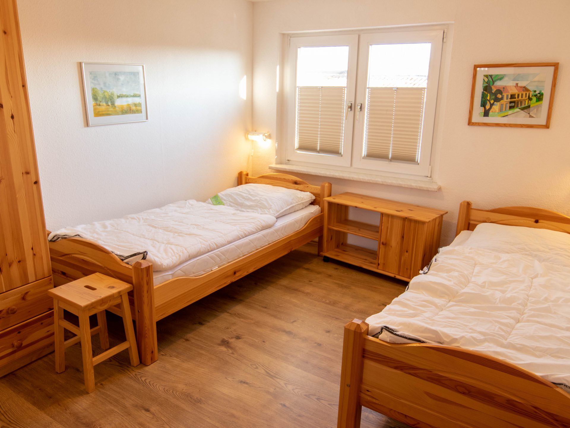 Schlafzimmer mit zwei Doppelbetten